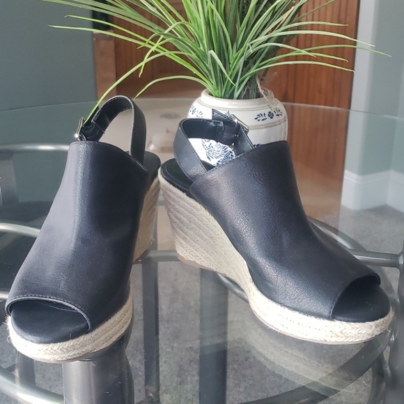 F21 Strappy Black Wedges 7.5 - Picture 2 of 9